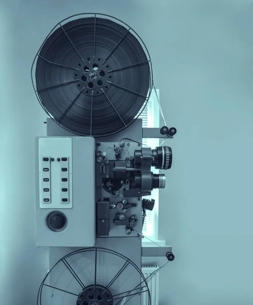 Régi 8Mm Film Projektor Elszigetelt Szürke Fal Hátter Vintage Klasszikus — Stock Fotó