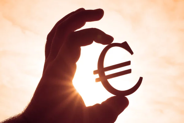 Mano Dell Uomo Tenendo Legno Segno Euro Contro Cielo — Foto Stock