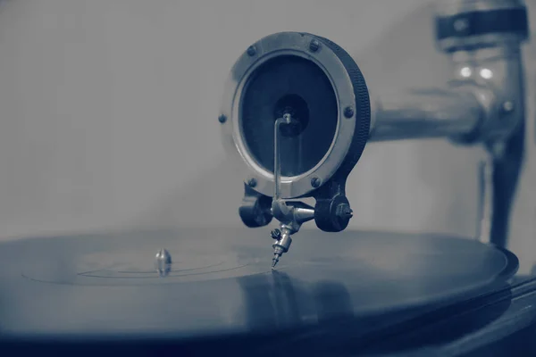 Gramofon Plakçalar Görüntüyü Kapat Retro Vinil Çalar Tabağında Boynuz Hoparlörü — Stok fotoğraf