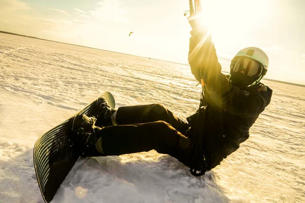 Atleta Masculino Que Practica Kite Nieve Hielo Gran Lago Cubierto —  Fotos de Stock