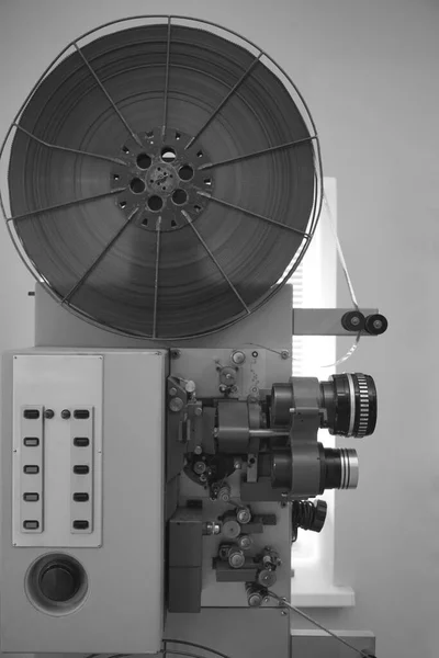 老式8毫米电影放映机 在灰墙背景上隔离 老式经典电影放映机 具有老式色彩风格 带有复制空间的老式滚动式电影放映机 — 图库照片
