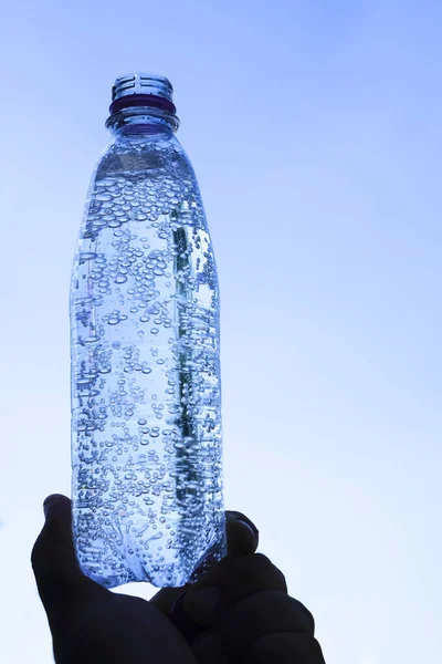 Männliche Hand Mit Frischem Und Sauberem Trinkwasser Der Flasche Vor — Stockfoto