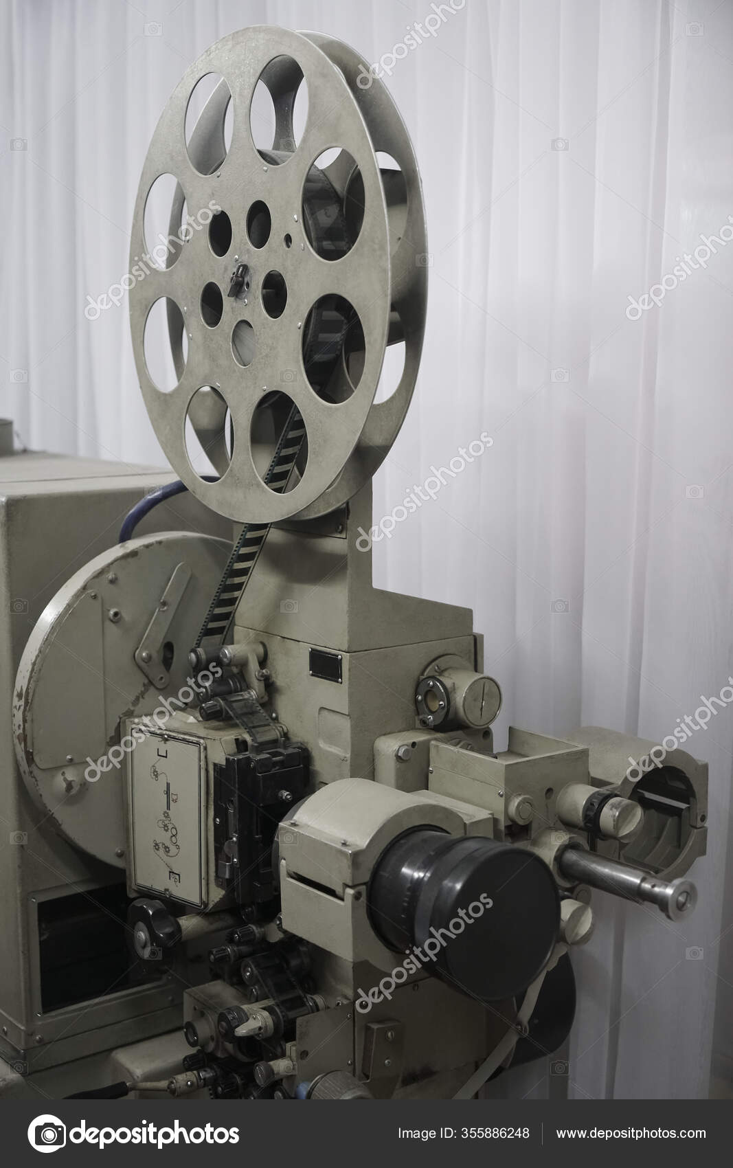 Une Lumière De Projecteur De Cinéma Vintage Sur Un Fond Blanc