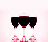 3 tři malé skleničky červeného a růžového vína nebo likéru izolované