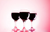  tři malé skleničky červeného a růžového vína 