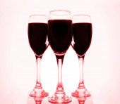 3 tři malé skleničky červeného a růžového vína nebo likéru izolované