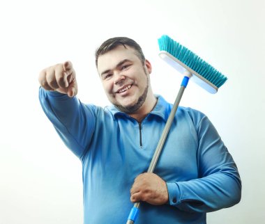 Yerleri temizlemek için paspas tutan mutlu adam. Orta yaşlı temizlikçi erkek. Modern temizlik aletleriyle daha temiz. Temizlik ve temizlik servisi. Beyaz arka planda izole edilmiş. Kamera arkası görünümü.