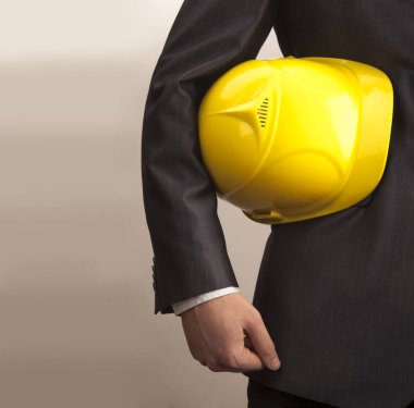 Çalışan Adam 'ın kolunun altında Sert Şapkalı fotoğrafı