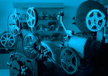 Eski tarz film projektörü, natürmort. Retro-antika video kamera. antika film projektörü