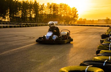 Bitiş çizgisine bir yarışçı yaklaşıyor. Şampiyonada birinci olmak için etkin bir mücadele.,