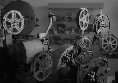 Eski tarz film projektörü, natürmort. Retro-antika video kamera. antika film projektörü