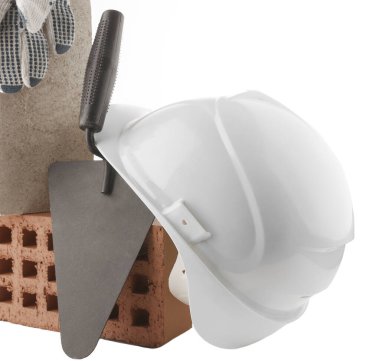 Mason araçları - Trowel, kırmızı tuğla ve kask beyaz arka planda izole, kırpma yolu