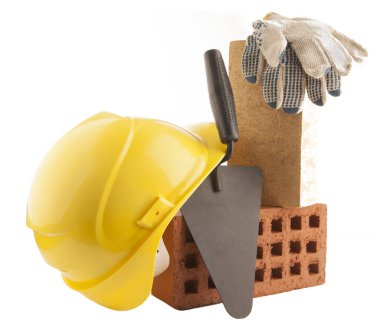 Mason araçları - Trowel, kırmızı tuğlalar ve kask beyaz arka planda izole, kırpma yolu