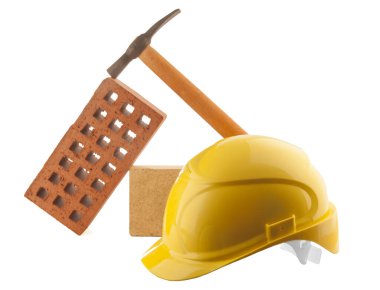 Fotokopi alanı olan bir inşaat konsepti. Sarı Hardhat, beyaz arka planda kırmızı tuğla ve çekiç. Beyaz arkaplanda mason araçları