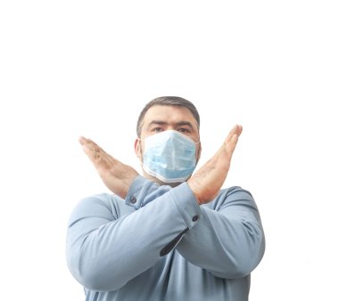 Onu Coronavirus 'tan koruyacak maskeli bir adam. Corona virüsü salgını. Adam yüzüne karşı el ele tutuşuyor. Maskeli genç adam ayakta duruyor. Kapüşonlu, tıbbi maskeli biri. Beyaz arka planda izole edilmiş. kollar çapraz