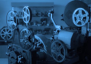 Eski tarz film projektörü, natürmort. Retro-antika video kamera. antika film projektörü