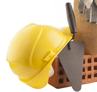 Mason araçları - Trowel, kırmızı tuğla ve kask beyaz arka planda izole, kırpma yolu