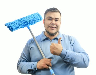 Yerleri temizlemek için paspas tutan mutlu adam. Orta yaşlı temizlikçi erkek. Modern temizlik aletleriyle daha temiz. Temizlik ve temizlik servisi. beyaz arkaplanda izole.