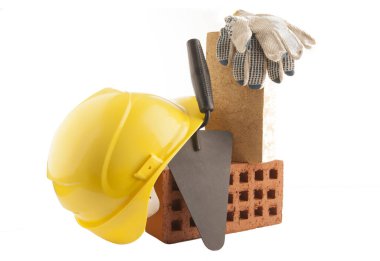 Mason araçları - Trowel, kırmızı tuğlalar ve kask beyaz arka planda izole, kırpma yolu