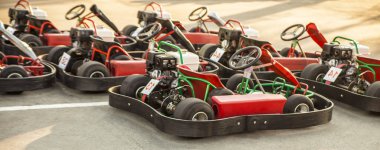 Go-kart yarış pisti. Sürücüleri bekleyen kartlar. 