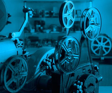 Eski tarz film projektörü, natürmort. Retro-antika video kamera. antika film projektörü