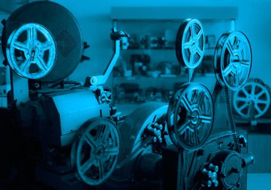 Eski tarz film projektörü, natürmort. Retro-antika video kamera. antika film projektörü