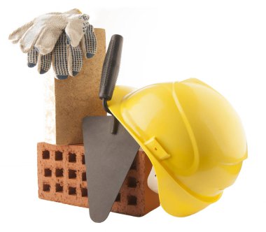 Mason araçları - Trowel, kırmızı tuğlalar ve kask beyaz arka planda izole, kırpma yolu