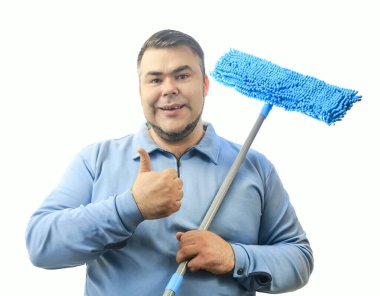 Yerleri temizlemek için paspas tutan mutlu adam. Orta yaşlı temizlikçi erkek. Modern temizlik aletleriyle daha temiz. Temizlik ve temizlik servisi. beyaz arkaplanda izole.