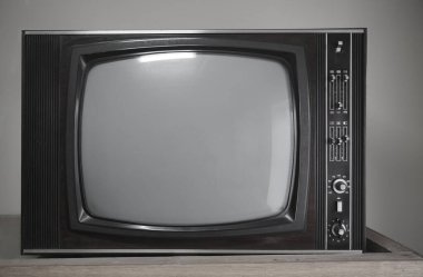 Gri arka planda izole edilmiş eski, eski bir televizyon, antika bir televizyon. boş beyaz ekran. 
