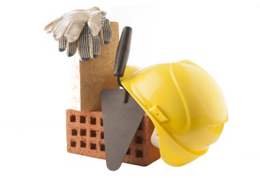 Mason araçları - Trowel, kırmızı tuğlalar ve kask beyaz arka planda izole, kırpma yolu