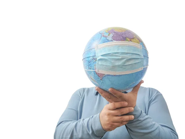 世界流行病危险 世界需要用面罩和双手保护地球 用白色的背景隔开 人类流行病的危险 男子脸后附有防毒面具的世界地图 — 图库照片