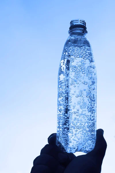 Männliche Hand Mit Frischem Und Sauberem Trinkwasser Der Flasche Vor — Stockfoto