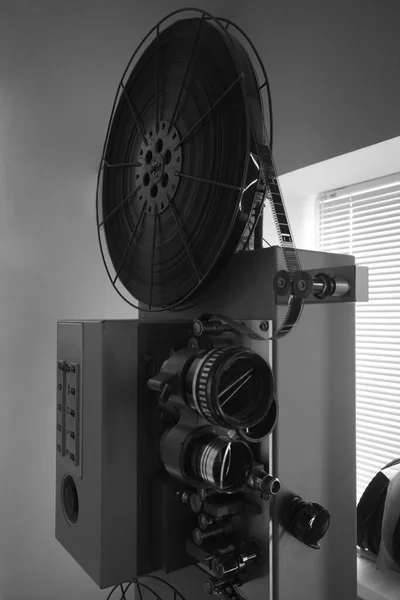 Oude 16Mm 35Mm Film Projector Geïsoleerd Grijze Achtergrond Vintage Klassieke — Stockfoto