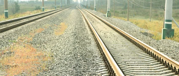 Sonnenpanorama Über Der Eisenbahn Bei Sonnenuntergang Die Hügelige Grüne Ferne — Stockfoto