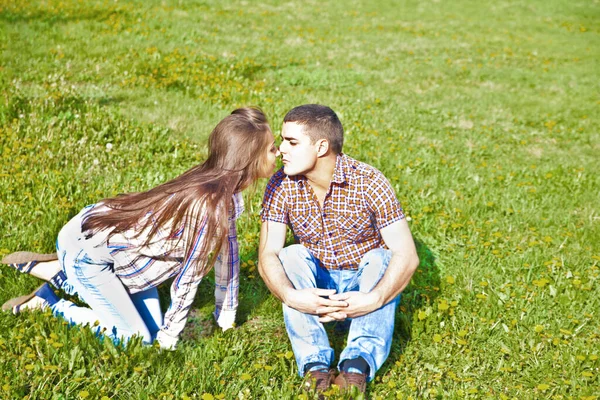 Retrato Jovem Casal Hispânico Feliz Sentado Beijando Grama Verde Parque — Fotografia de Stock