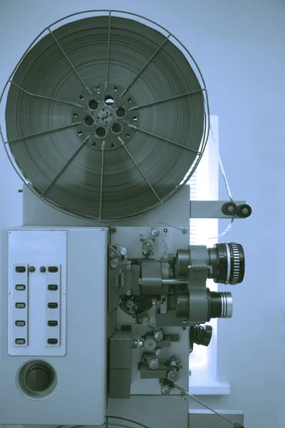 Παλιός Προβολέας Ταινιών 8Mm Απομονωμένος Γκρι Φόντο Τοίχου Vintage Κλασικός — Φωτογραφία Αρχείου