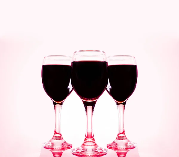 Tre Små Glas Rött Och Rosa Vin Eller Sprit Isolerad — Stockfoto