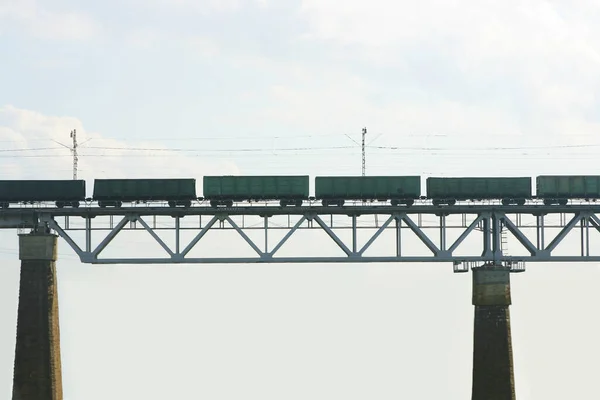 Trem Anda Ponte Ferroviária Comboio Mercadorias Ponte Ferroviária Outro Lado — Fotografia de Stock