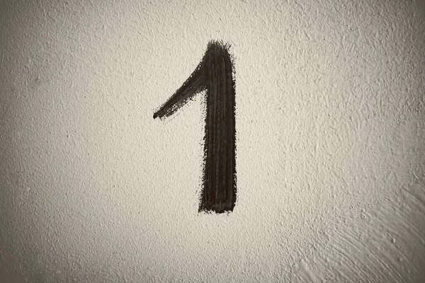 Beyaz Boyalı Duvarında Siyah Arka Planda Bir Numaralı Bir Numara — Stok fotoğraf