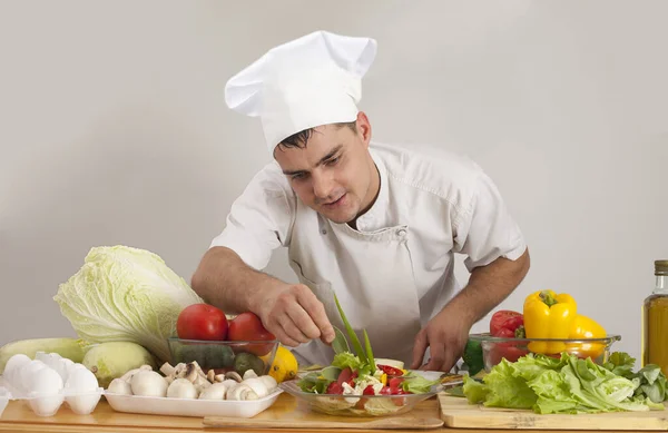 Портрет Молодого Шеф Кухаря Який Готує Овочі Кухні Ресторану Копіювання — стокове фото