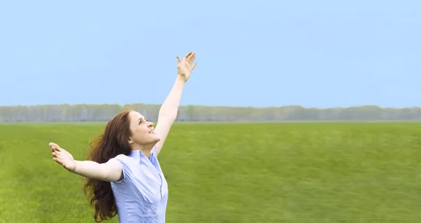 Femme Rousse Bouclée Heureux Souriant Joyeux Avec Les Mains Air — Photo