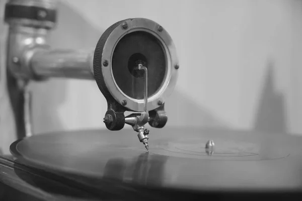 Gramofon Plakçalar Görüntüyü Kapat Retro Vinil Çalar Tabakları Boynuz Hoparlörlü — Stok fotoğraf