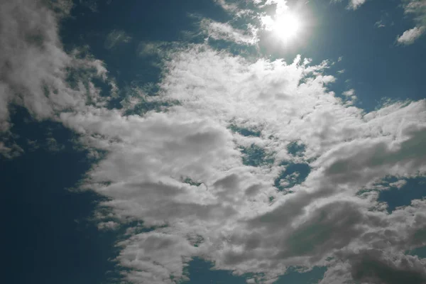 美丽的夏天背景 阳光灿烂 蓝天白云斑斓 — 图库照片