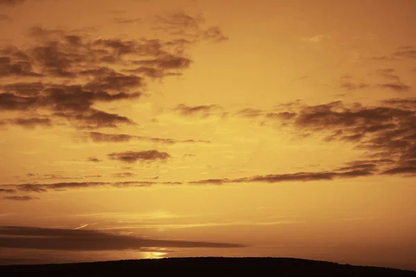 Strahlend Große Sonne Himmel Mit Wolken Sonne Geht Der Horizontlinie — Stockfoto