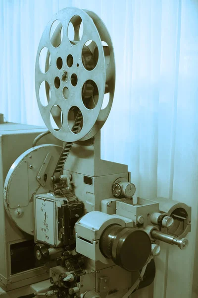 Vintage Projector Ingeschakeld Het Licht Dat Lens Verlaat Zelden Industriële — Stockfoto