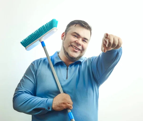 Hombre Feliz Sosteniendo Trapeadores Para Limpiar Piso Hombre Limpieza Mediana —  Fotos de Stock