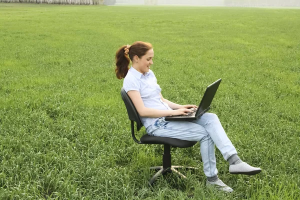 Foto Donna Affari Felice Seduta Sulla Sedia Fuori Digitando Sul — Foto Stock