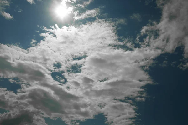 美丽的夏天背景 阳光灿烂 蓝天白云斑斓 — 图库照片
