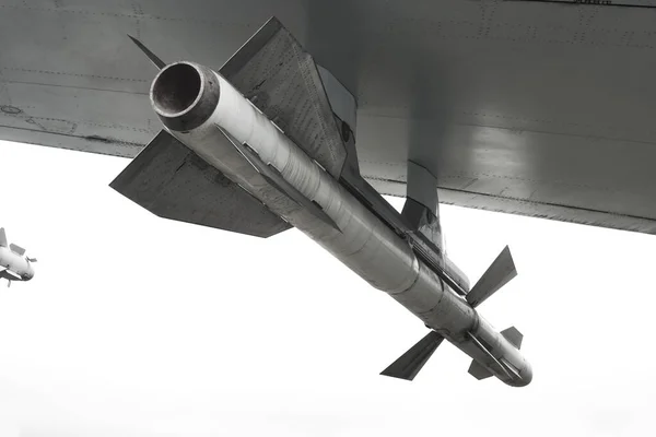 近接航空機の翼の下でミサイルと戦う 白地に隔離されてる 武力で利益を守るという考え方です — ストック写真