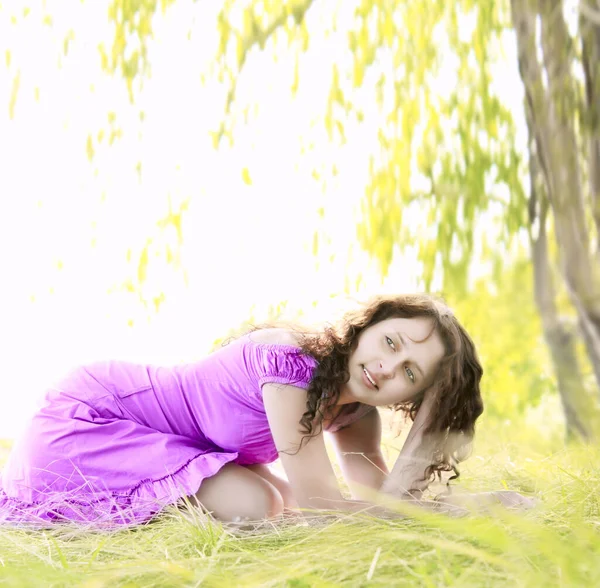보라색 드레스를 여자가 여름에 초원에 있습니다 — 스톡 사진